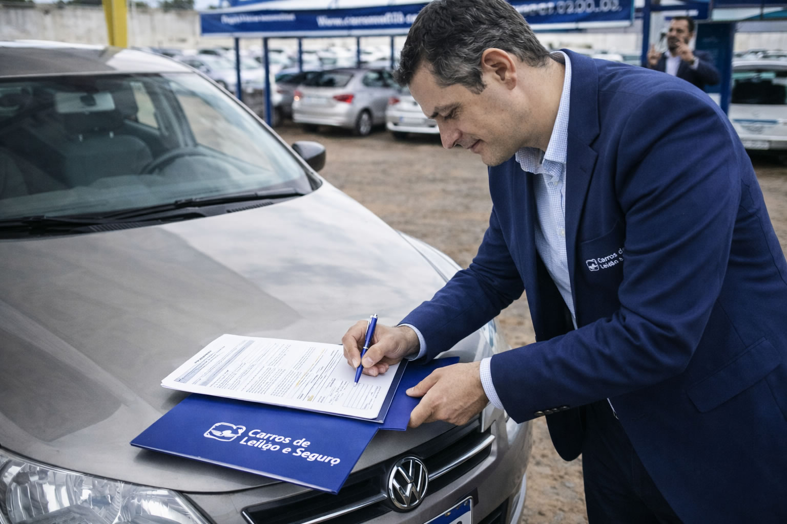 Assinando documentação após arrematar